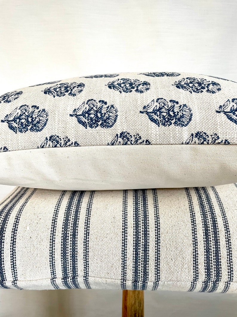 Vintage Grain Sack Style Blue Ticking Stripes, Country Rustic Farmhouse Pillow Covers, Decorative Throw Pillow Cover, Cushion Cover w Zipper afbeelding 3