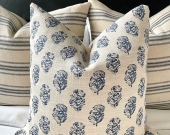 Housse de coussin style campagnard moderne en lin et fleurs bleues, housse uniquement, dos en coton denim taureau blanc cassé