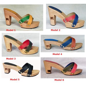Może przedstawiać: Sześć różnych modeli drewnianych sandałów platformowych na wysokim obcasie. Sandały są dostępne w różnych kolorach i wzorach, w tym zielonym, czerwonym, niebieskim i czarnym.