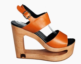 【Ameri VINTAGE】STUDS WOOD HEEL BABOOSH Vintage 70s Wood Wedge Heels. Reddish Brown Leather Sandals