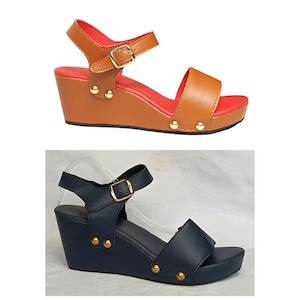 F5: Zapatos de mujer de diseño atemporal / Zuecos de plataforma de cuña de madera, tacones bajos o altos, con tiras en el tobillo / Punta abierta, madera natural auténtica y sostenible
