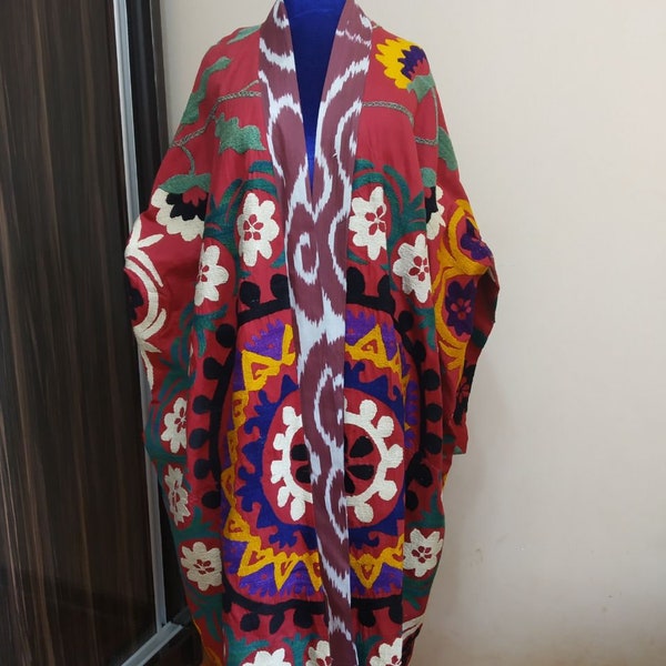 Chapan floral de broderie à la main de Suzani, manteau de Suzani, robe de Suzani, kimono long de Suzani.