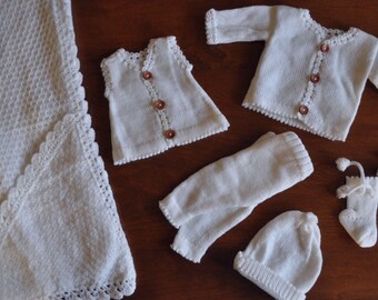 Newborn knitted outfit ivory