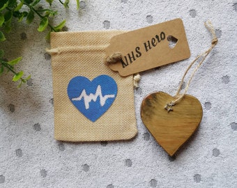 Cadeau boîte aux lettres NHS HERO, coeur souvenir en bois massif dans un mini sac cadeau en toile de jute, cadeau de remerciement NHS, héros de la santé, applaudissements pour nos aidants