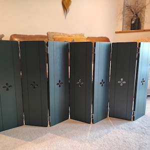 Op de afbeelding: Een rustiek houten bord met de tekst "Welcome to our home" in witte letters. Het bord heeft een verweerde afwerking, ideaal voor entree decoratie.