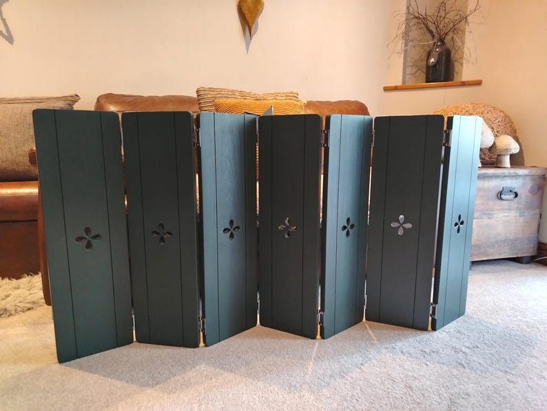 Op de afbeelding: Een rustiek houten bord met de tekst "Welcome to our home" in witte letters. Het bord heeft een verweerde afwerking, ideaal voor entree decoratie.