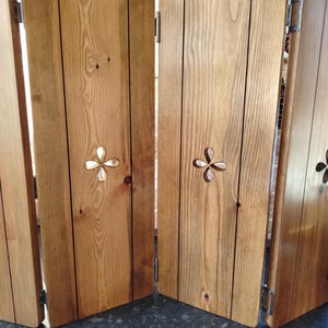 Joined Bifold Wooden Shutters, shutter panels, rustic home decor, star decor, heart decor, handmade wooden panels, freestanding shutters, afbeelding 13