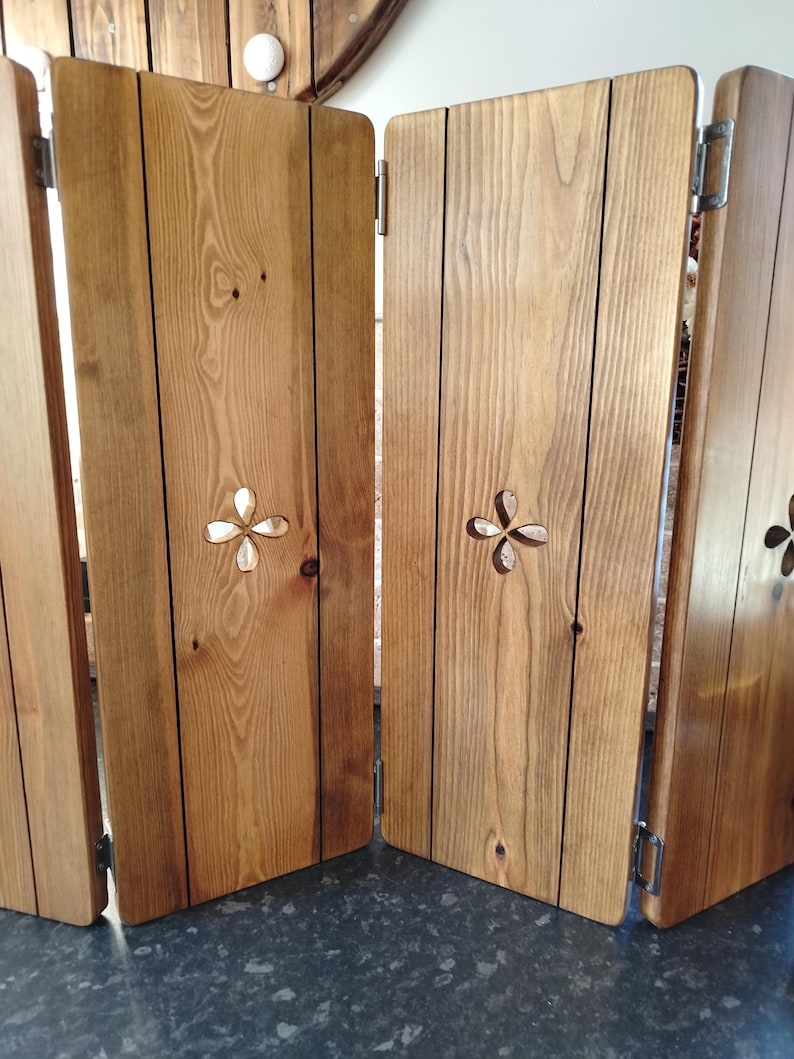 Joined Bifold Wooden Shutters, shutter panels, rustic home decor, star decor, heart decor, handmade wooden panels, freestanding shutters, afbeelding 13