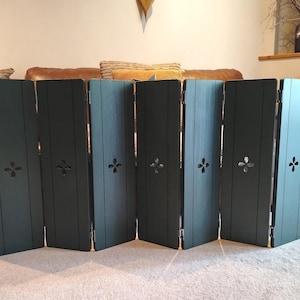 Joined Bifold Wooden Shutters, shutter panels, rustic home decor, star decor, heart decor, handmade wooden panels, freestanding shutters, afbeelding 1