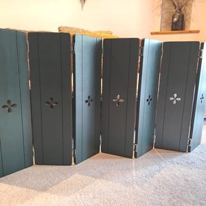 Joined Bifold Wooden Shutters, shutter panels, rustic home decor, star decor, heart decor, handmade wooden panels, freestanding shutters, afbeelding 4