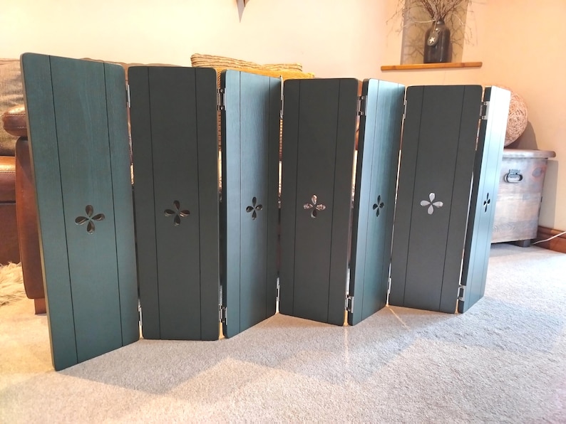 Joined Bifold Wooden Shutters, shutter panels, rustic home decor, star decor, heart decor, handmade wooden panels, freestanding shutters, afbeelding 4
