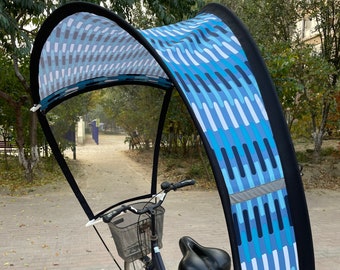 Parapluie vélo femme strié de lignes bleues contre la pluie, le soleil et le vent