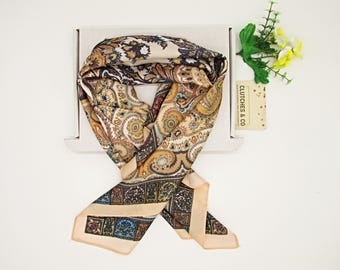 Sciarpa in raso marrone con motivo paisley: foulard/foulard da donna per collo e capelli (70 x 70 cm)