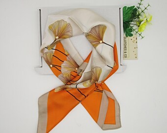 Damen Halstuch, Orange und Beige Blumen Schal, Haarschal, 70 x 70 cm Schal, seidiger Satin Schal, Damenschal, Damen Geschenke, Kopftuch