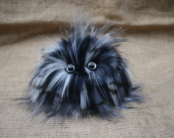 Poseable Art Doll, Fantasy Art Doll Creature, OOAK, « Flaugle », Gris Flecked Blue/Black and Black