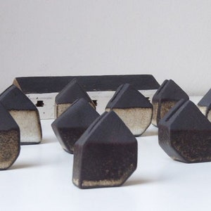 Mountain House Kaarthouder | Zwarte Klei Keramiek