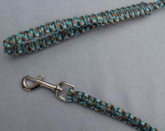 Paracord Hundeleine mit Handschlaufe, handgeflochten mit dem Flat Cobra Knot, benutzerdefinierte Farboptionen, Auswahl aus 3, 4, 5 und 6 Fußlängen