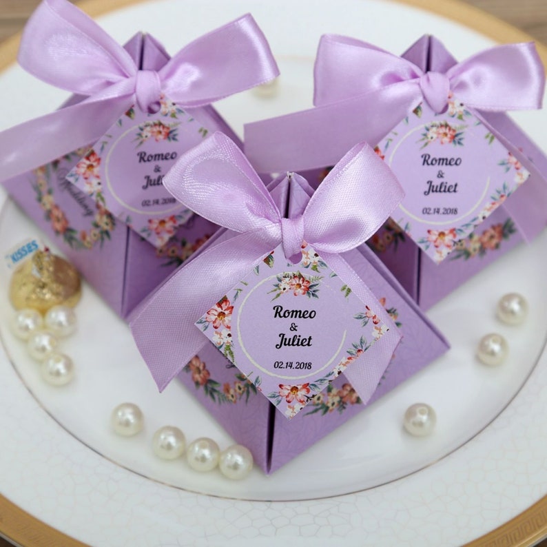 100pcs Personalised Pyramid Party Favors Boxes Tie Weddings Birthday Party Baby Shower Engagement Reception Favour Gift Boxes Goody Bags
