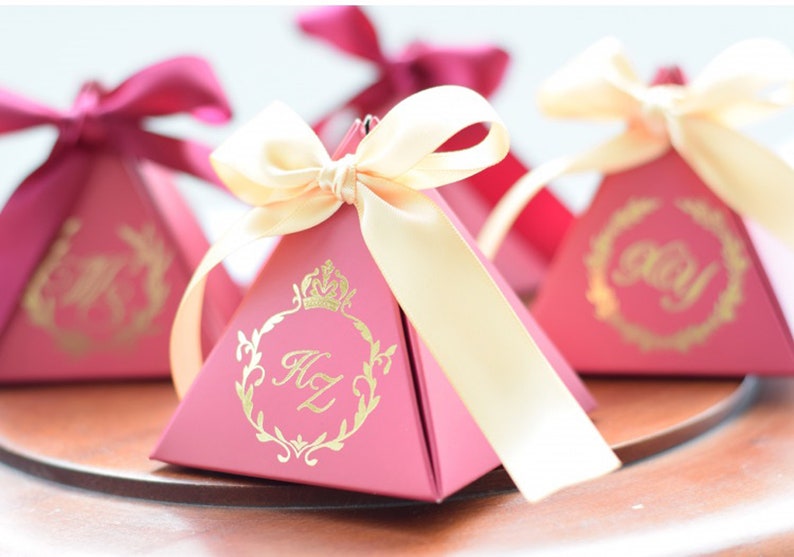 100pcs Personalised Pyramid Party Favors Boxes Tie Weddings Birthday Party Baby Shower Engagement Reception Favour Gift Boxes Goody Bags