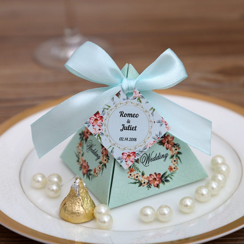 100pcs Personalised Pyramid Party Favors Boxes Tie Weddings Birthday Party Baby Shower Engagement Reception Favour Gift Boxes Goody Bags