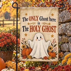 Puede incluir: Una bandera de jard&iacute;n rectangular con un fantasma de dibujos animados blanco sobre dos calabazas naranjas y hojas de oto&ntilde;o. El texto dice, The ONLY Ghost here is The HOLY GHOST, con estrellas doradas sobre un fondo de color crema.