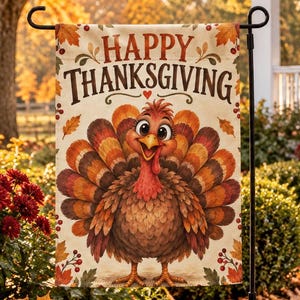 Puede incluir: Una bandera de jardín rectangular que presenta un pavo de dibujos animados con plumas marrones, naranjas y rojas. El texto "HAPPY THANKSGIVING" está impreso en letras de color marrón oscuro en la parte superior sobre un soporte negro.