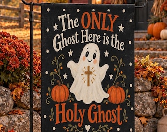 Puede incluir: Una bandera de jardín rectangular negra con una ilustración de un fantasma blanco con una cruz marrón en el pecho. El texto dice The ONLY Ghost Here is the Holy Ghost. El diseño incluye calabazas naranjas, enredaderas y estrellas.