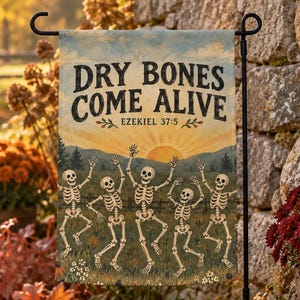 Peut inclure: Un drapeau de jardin rectangulaire portant le texte "DRY BONES COME ALIVE" et "EZEKIEL 37:5" en lettres noires. L'illustration représente cinq squelettes blancs dansant dans un champ herbeux sous un lever de soleil, avec une clôture et des arbres.