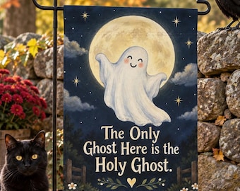 Puede incluir: Una bandera de jardín rectangular que presenta una ilustración de un fantasma blanco centrado frente a una gran luna llena amarilla y un cielo nocturno azul oscuro con estrellas. El texto dice, The Only Ghost Here is the Holy Ghost, con un corazón.