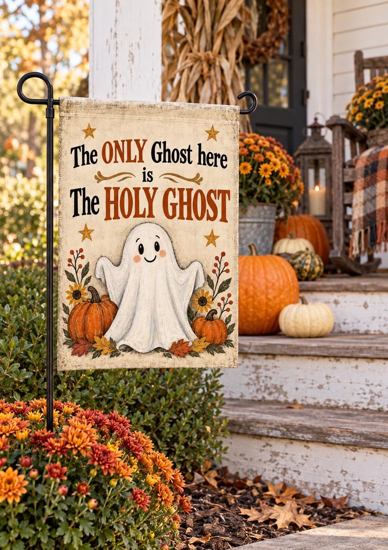Puede incluir: Una bandera de jard&iacute;n rectangular con una ilustraci&oacute;n de un fantasma blanco, calabazas naranjas y hojas de oto&ntilde;o. El texto dice: The ONLY Ghost here is The HOLY GHOST. El dise&ntilde;o incluye cuatro estrellas doradas y detalles florales en crema.