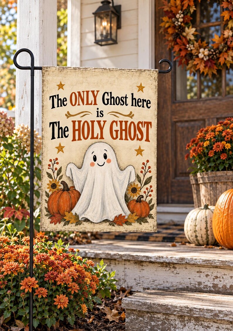 Puede incluir: Una bandera de jard&iacute;n rectangular con fondo color crema y el texto The ONLY Ghost here is The HOLY GHOST en letras negras y naranjas. Un fantasma de dibujos animados blanco est&aacute; centrado entre dos calabazas naranjas y hojas de oto&ntilde;o.