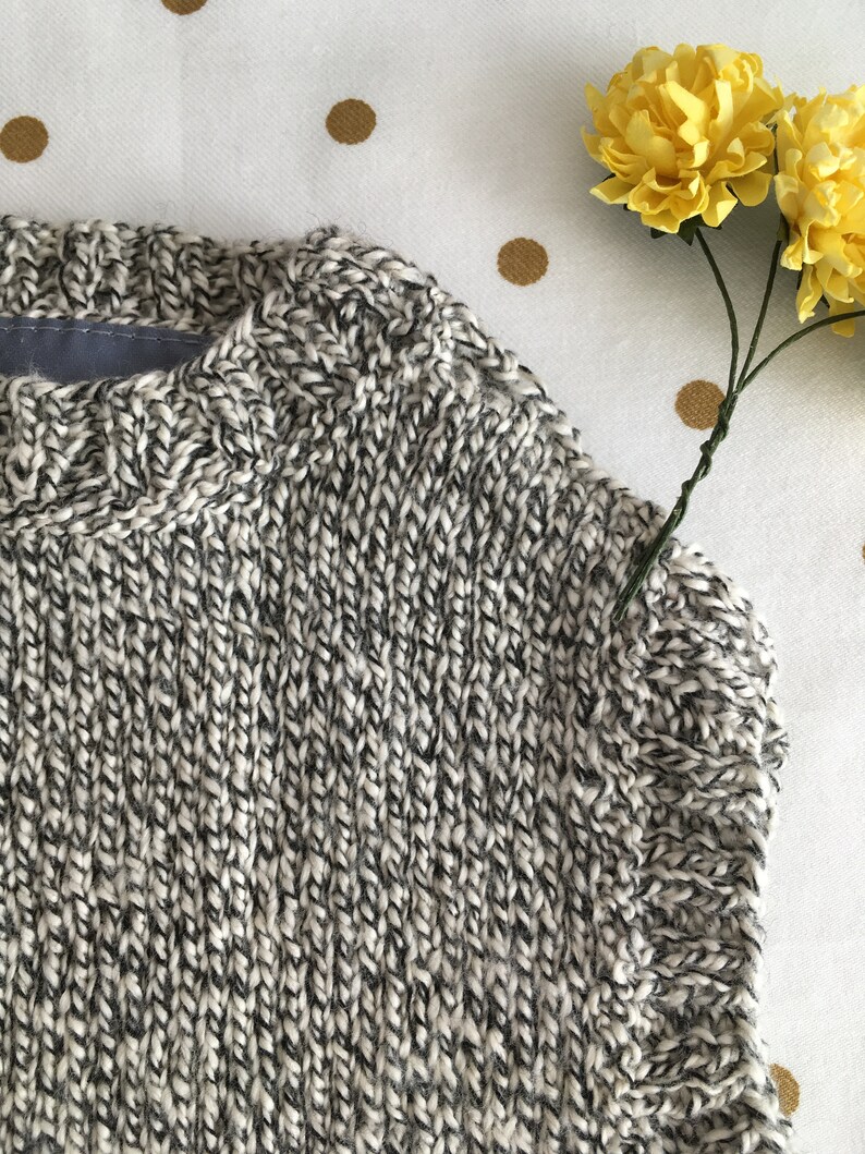 Baby sleeveless sweater in cashmere and black and ecru cotton