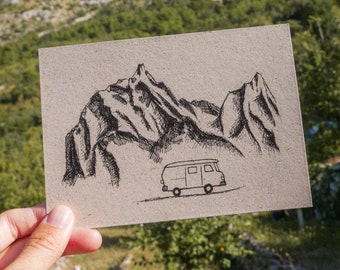 Cartoline montagne e campeggiatori di carta erba