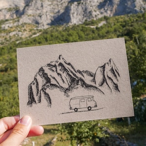 Cartão postal, papel de grama, montanhas e campistas
