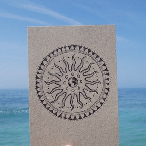 Ansichtkaart graspapier zon, maan, aarde mandala