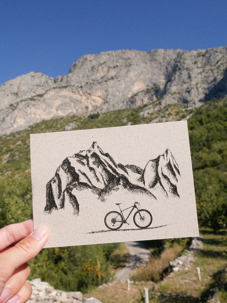 Carte postale montagnes et roue en papier d'herbe image 1