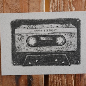 Carte postale Cassette de papier d'herbe Joyeux anniversaire