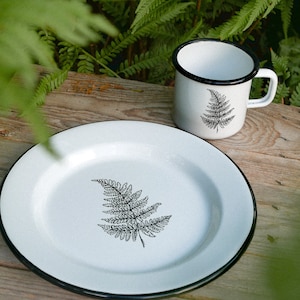 Set of enamel plates and mugs Fern
