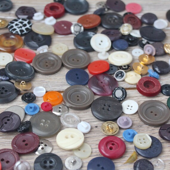 Vintage Bulk 500 Mix Colored Buttons 38 to 1 14 Lot 2084 Craft mix