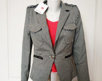 Blazer vintage en pied-de-poule : veste ajustée noire et blanche à carreaux, style bureautique, taille M