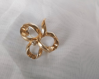 Broche vintage dorée avec nœud et strass