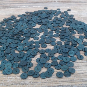 100 donkergroene knopen Bulkknopen Kleine groene knopen Vintage plastic knopen Platte knopen aan de achterkant Knopen naaien Knoop veel