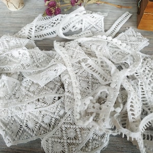 Vintage Lace Snippets 20 Pieces Different Size Lace Ribbon and Trims Vintage White Lace Scraps Junk Journals Slow Stitching Embellishments