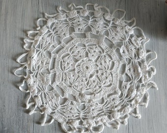 ヴィンテージかぎ針編みの白いテーブルクロス：ハンドメイドレース装飾