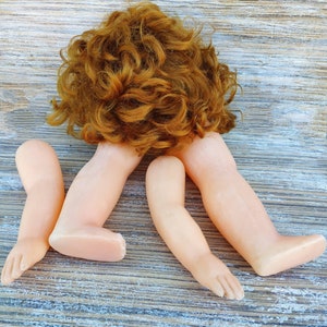 Vintage Plastikpuppenteile, Retro Ukraine 1970er Jahre Puppe, Alte Puppe braunes Haar, Alte Plastikpuppe Hände und Beine, Halloween Dekor