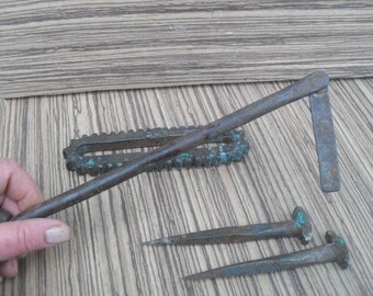 Zabytkowy metalowy zamek i klucz do drzwi, rustykalny wystrój domu, antyki z Ukrainy