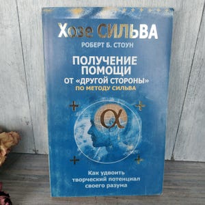 Może przedstawiać: Rustykalny drewniany szyld z napisem "Welcome to our home" w białych literach. Szyld ma postarzaną powierzchnię i prosty, zapraszający design, idealny do dekoracji wejścia.