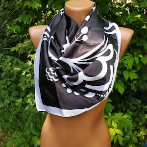 Dünner weicher Seidenschal Sommerseide Bandana Boho-Chic-Schal Schwarz-Weiß-Seide Wrap Seidenschal Floral Boho Hippie Viskose-Schal