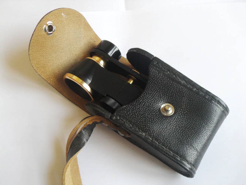 Binocolo vintage russo URSS /Bakelite Theatre Opera Glasses 2.5 x 24 & custodia in pelle 1960s - Italia Binocolo vintage russo URSS /Bakelite Theatre Opera Glasses 2.5 x 24 & custodia in pelle 1960s - Italia