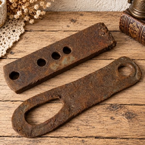 Componenti metallici arrugginiti vintage, decorazioni in stile fattoria sovietica
